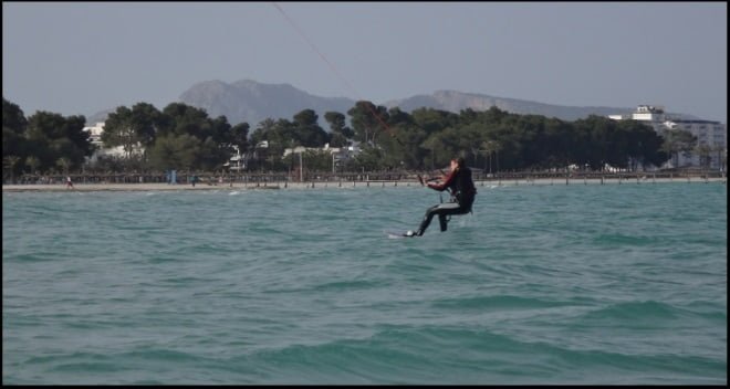 5 leçons de kitesurf en avril à Majorque Martina premier tour de kitesurf