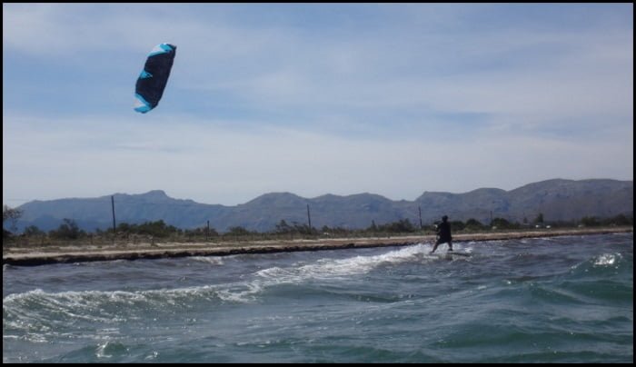 11 clase de kitesurf en Mallorca Kristina chica de Austria aprendiendo kite en Alcudia