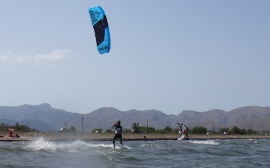 4-Daphne-sur-le-kiteboard-kite-leçons-Mallorca