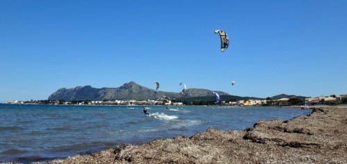 5 kitesurf a Majorque la-flotte-commence-se réveiller-une voile de kite sur-le-air
