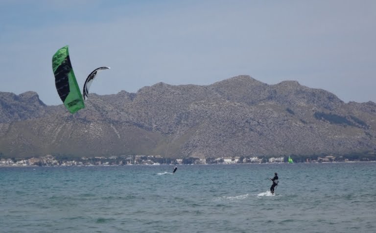 2-le-kite-spot-a-Majorque-Flysurfer-Peak-12-mts-www-kitesurfingmallorca-com-768x476