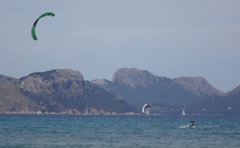 3-lecole-de-kitesurf-a-Majorque-apprendre-aver-kitesurfingmallorca-com-Sofie-etude-kitesurf-technique-768x472