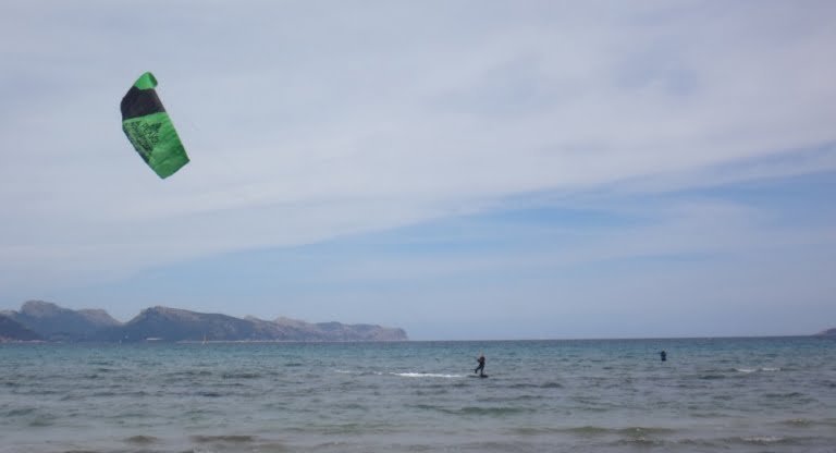4-Flysurf-a-Majorque-leçons-de-kitesurfing-Sofie-www.kitesurfimngmallorca-com-768x416""