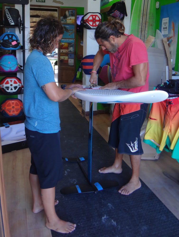 4-dando-los-ultimos-toques-escuela kitesurf en Mallorca-kiteblog