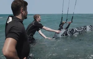 erste wasserstart auf Mallorca mit kitesurfing mallorca