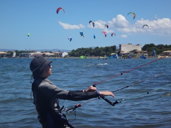 2 beswte-kitesurfen-unterricht-auf-mallorca-Anto -lernen-weit-von-kiten-massen