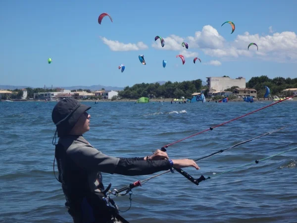 2 beswte-kitesurfen-unterricht-auf-mallorca-Anto -lernen-weit-von-kiten-massen