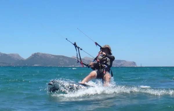 3 Anton-ecole-de-kitesurf-a-Majorque-aver-Flysurfer-Peak-12-mts