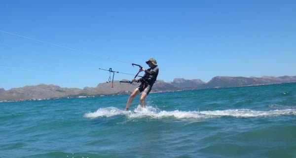 4 Kiten-auf-Mallorca-kitekurse-Anton-junge-mann-auf-Luxembourg-kitemallorca-com