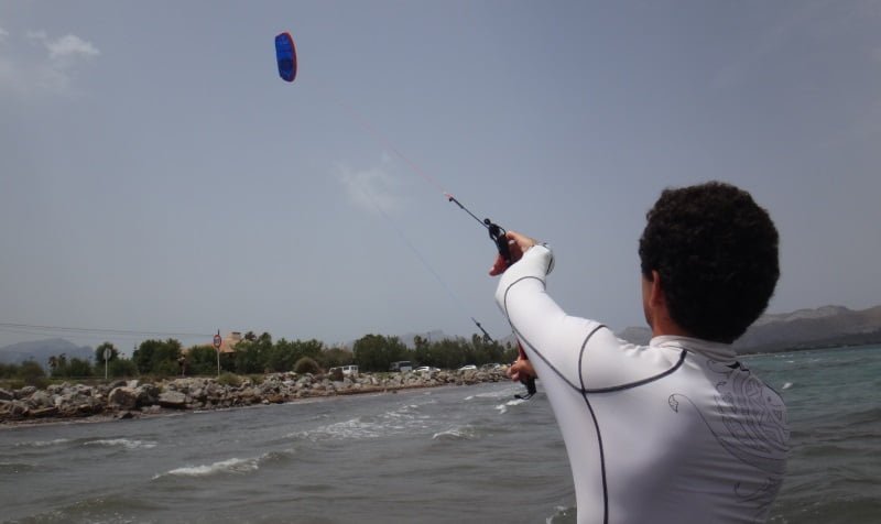 1 Erstmals-Kite-Rennen-Mallorca-Positionierer-der-Kite-Bar-mit-Segeln-Kitesurfen-im-August
