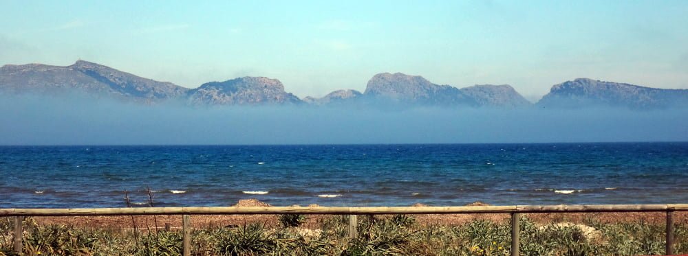 1 kitesurfing mallorca com La curiosité est le nuage bas presque de fumée