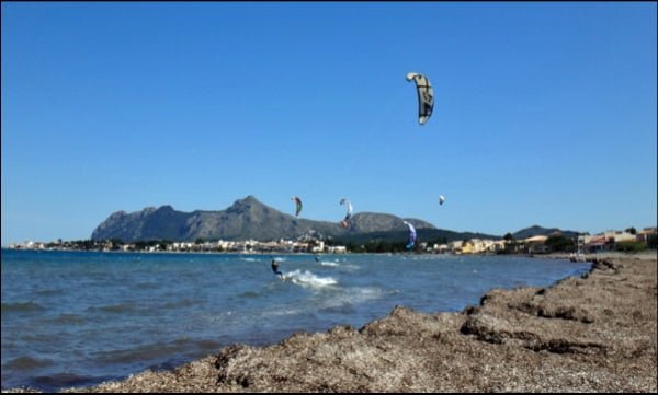 2 Kitesurf dans la baie de Pollença, Majorque en septembre