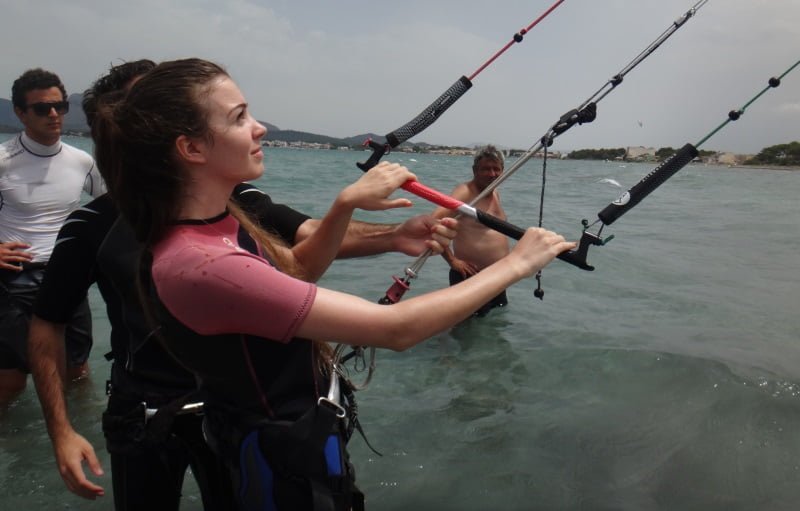 2 zweite-Stunde-Kitekursen-volle-Kontrolle-des-Segeln-Kiteschule-in-Mallorca-im-August