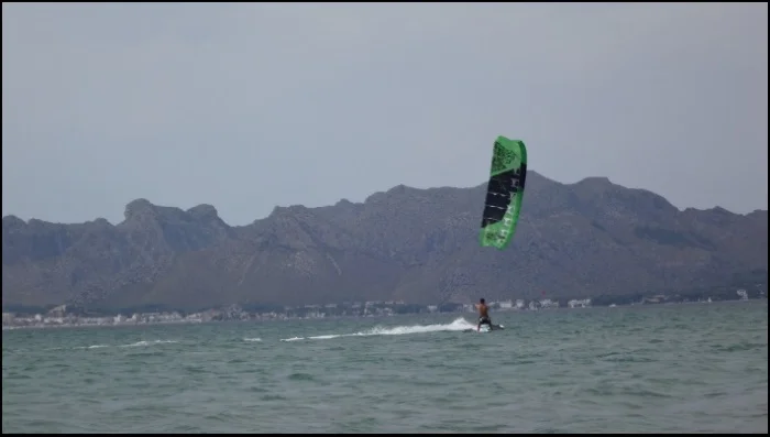 En el caso de esta entrada a nuestro kite blog curso de kite en mallorca en Agosto