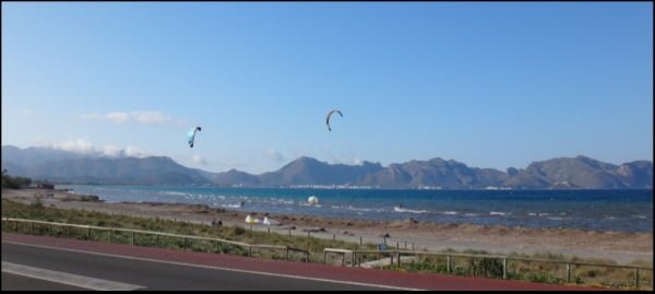 5 Dans la plage de Sa Marina a commencé l'action course de kite en Juillet a Majorque