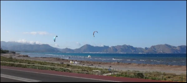 5 Dans la plage de Sa Marina a commencé l'action course de kite en Juillet a Majorque