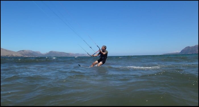 final, Roberto apprend le kitesurf avec Mallorca kiteschool sur un parcours de kite en août