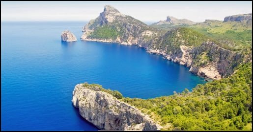 Als einige Bewohner des Port d'Andratx mit ihrem Boot nördlich von Mallorca abfuhren