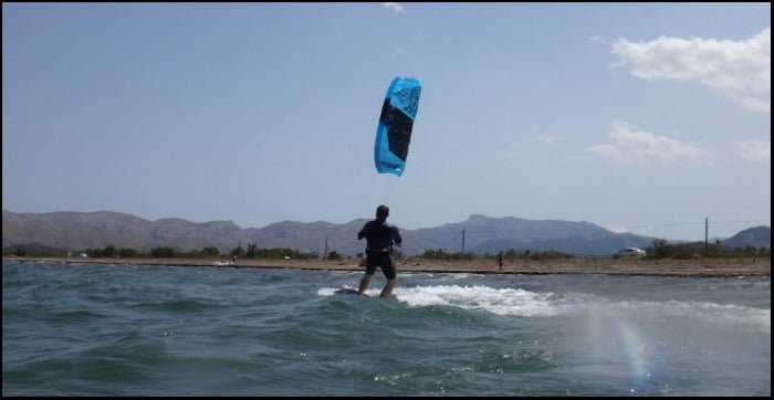 Wolfgang gibt Kitesurfen vor der Kamera ab.
