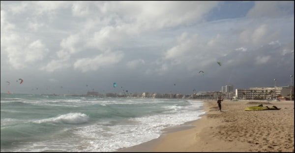 kitesurf sur la plage de Palma au mois de mars avec des vents du sud