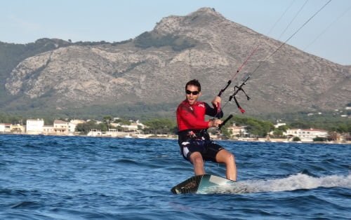 1 kite en mallorca con los cursos de kitesurfing mallorca tu escuela en Pollensa