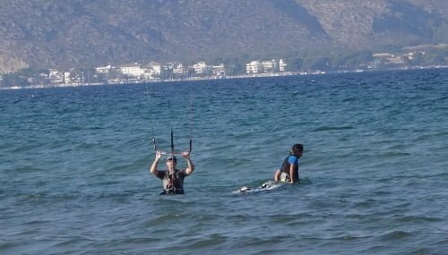 1 preparando el waterstart Carlos kitesurfing mallorca escuela de kite
