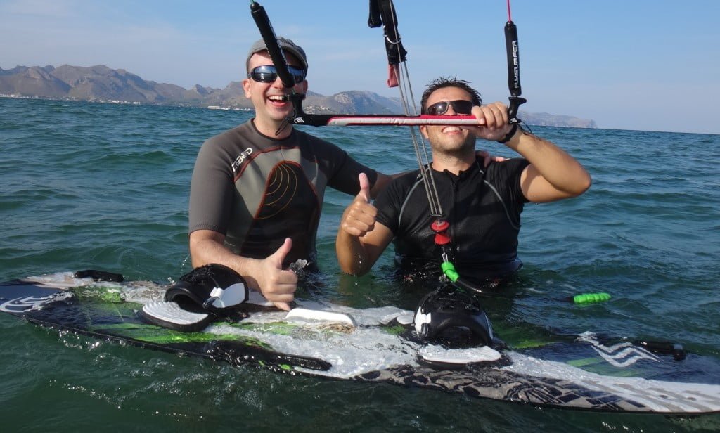10 Carlos y su monitor de kitesurf cursos de kite Alcudia y Pollensa Sa Marina