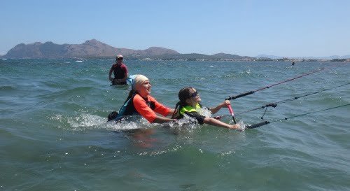2 a helping other kite student mallorca kite lessons in July