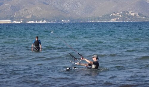 2 posicionandose el la tabla kite foil flysurfer