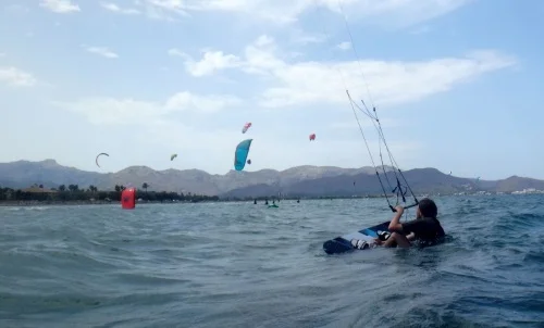 2 posicionandose en la tabla mallorca escuela de kite