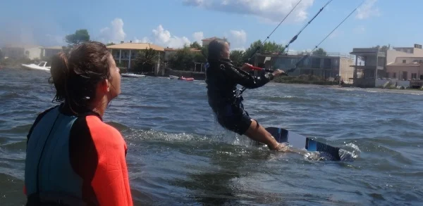 3 Mallorca kiteschool Rita se levanta en la tabla de kite