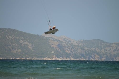 3 has recortado y con la tabla de flyboard sales para arriba