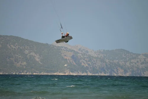 3 has recortado y con la tabla de flyboard sales para arriba