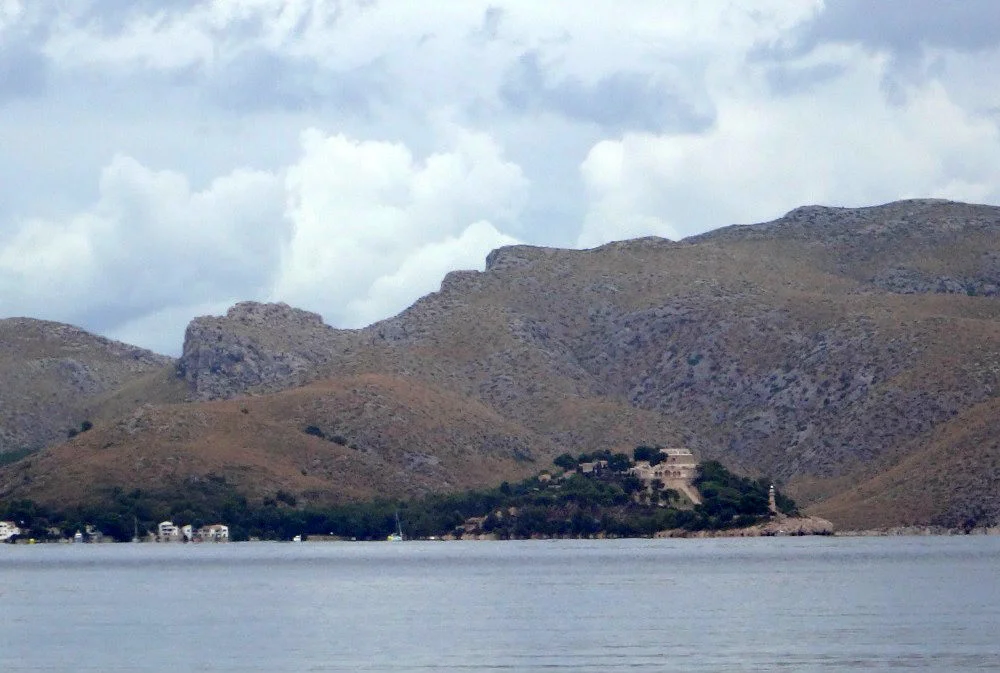 3-la-fortaleza-kitesurfen-mallorca-al-otro-lado-de-la-Bahia-de-Pollensa