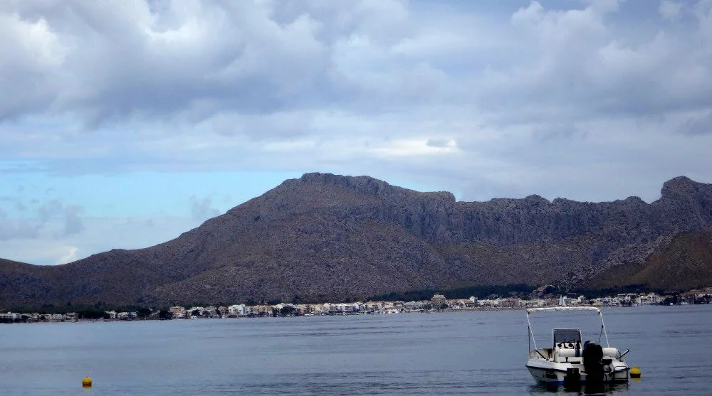 4-Puerto-Pollensa-allá-enfrente-kitesurfen-mallorca-en-un-dia-nublado