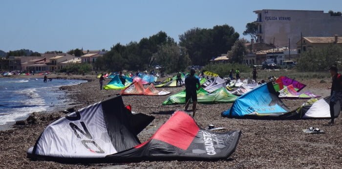 4-Sa-Marina-wenig-wind-all-tuben-kiten-liegen-am-strand-kitesurf-mallorca