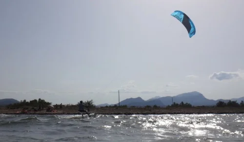 4 kitesurfing near the beach Mallorca Alcudia
