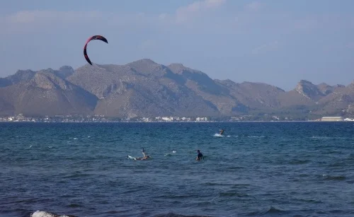 4 navegando kitesurfing mallorca con su kite de escuela
