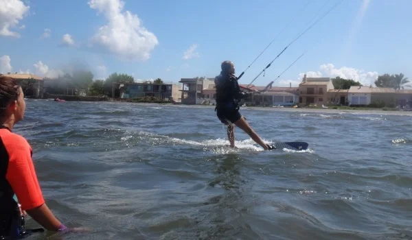 4 toma tu curso de kite con kitesurfing mallorca Rita y Inge