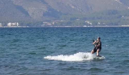 5 encima de la tabla curso de kitesurf en Alcudia en Mayo