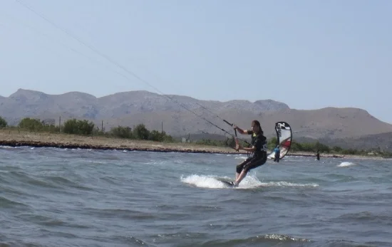 6 mallorca kiteschule immer vorwärts reitend und den kleinen Wellen ausweichen