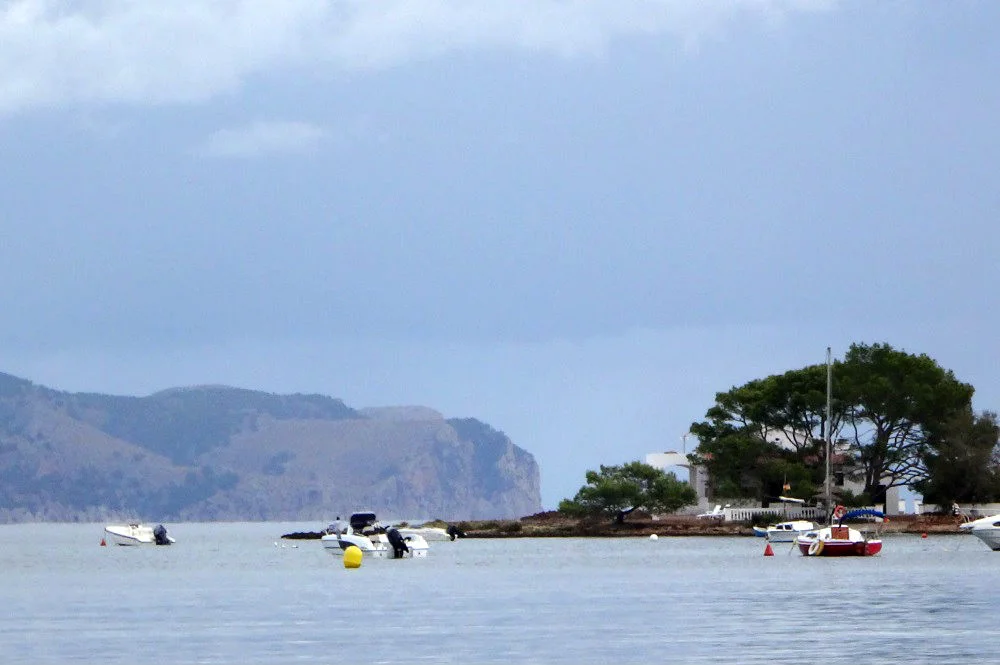 7-la-punta-de-Es-Barcares-kitesurfen-mallorca-y-Cap-Formentor-al-fondo-allá-a-lo-lejos