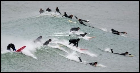 8 No remes pegado detrás de otro surfista