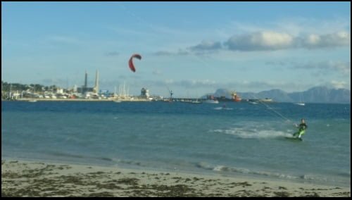 ecole et leçons de kitesurf le vent a tourné au SSW et il y a 20 nœuds