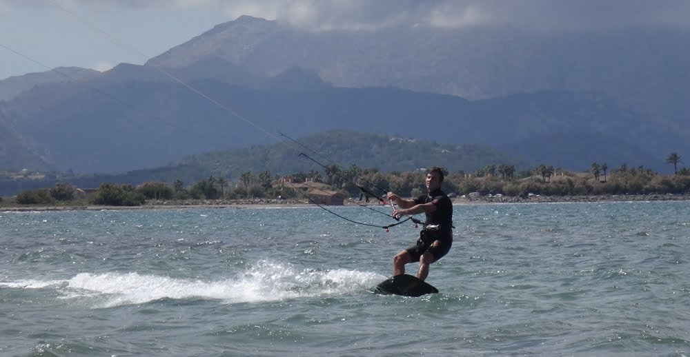 2 aprendiendo kite en Alcudia en Jilio