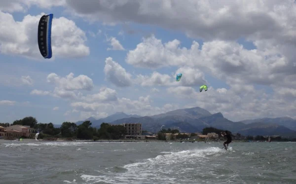 5 alejandose y ciñendo kitesurfing mallorca curso de kite en Agosto