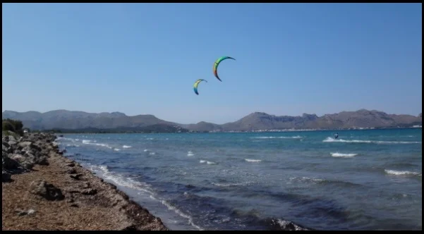 viento termico en Pollensa la escuela de kitesurf kitesurfingmallorca com en Julio