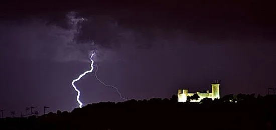 8 rayo sobre el castillo de Bellver