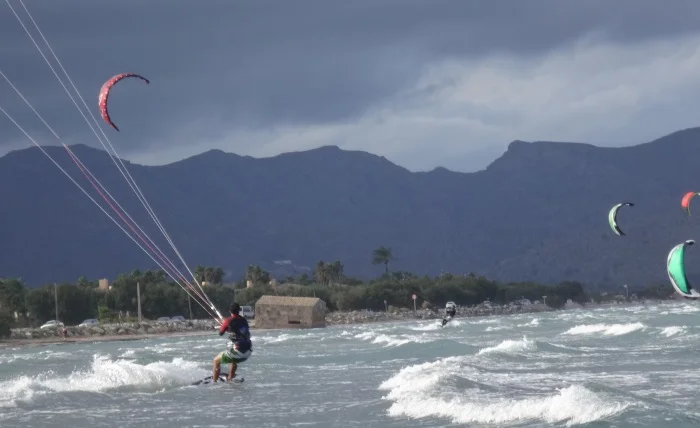 12 navegando hacia mar adentro - kitesurf en Pollensa