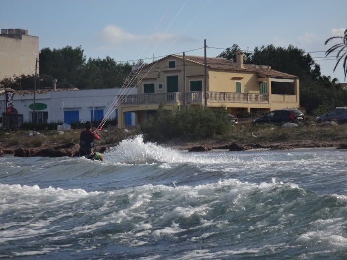 9 acercandose a la orilla navegando de kitesurf